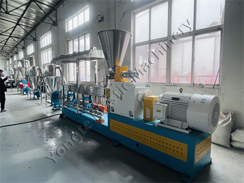 Features and components of a typical plastic recycling machine
